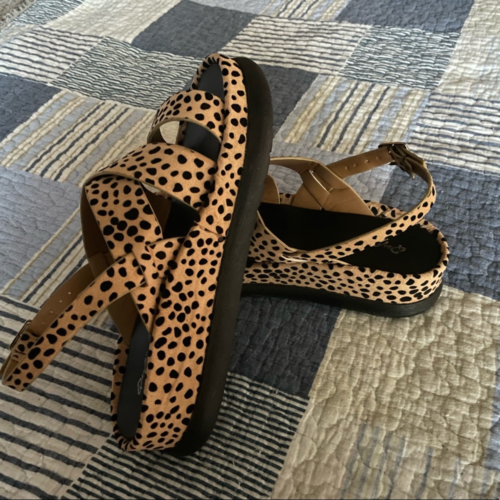 Size 8 cute leopard sandals